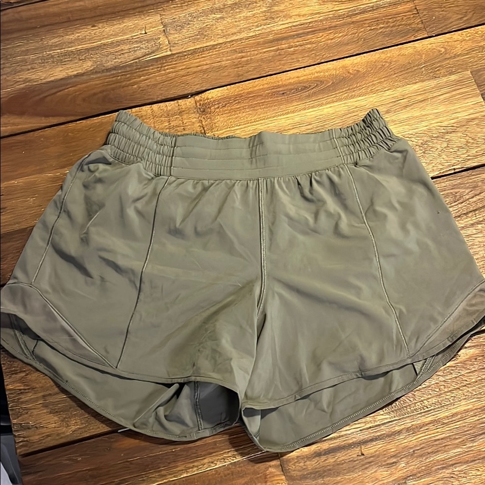 Lululemon Hotty Hot 4” shorts